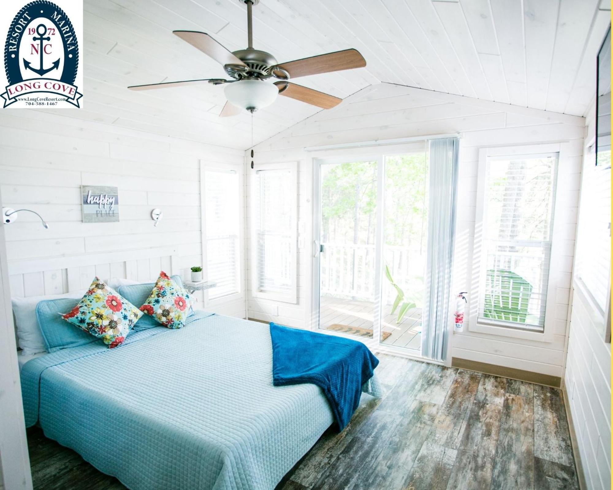 Long Cove Resort And Marina Charlotte Room photo